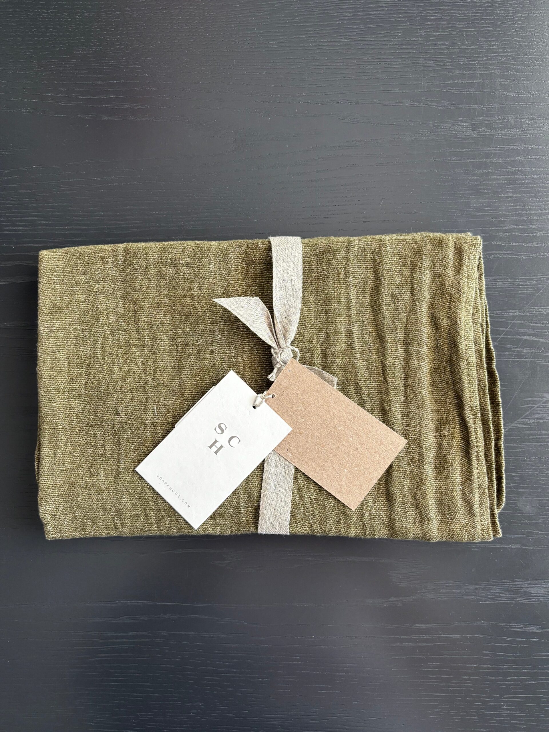 Scapa Home linnen tafelloper 'Joan' in mosgroen met lint en scapa home kaartje Scapa Home linnen tafelloper 'Joan' in mosgroen met lint en scapa home kaartje