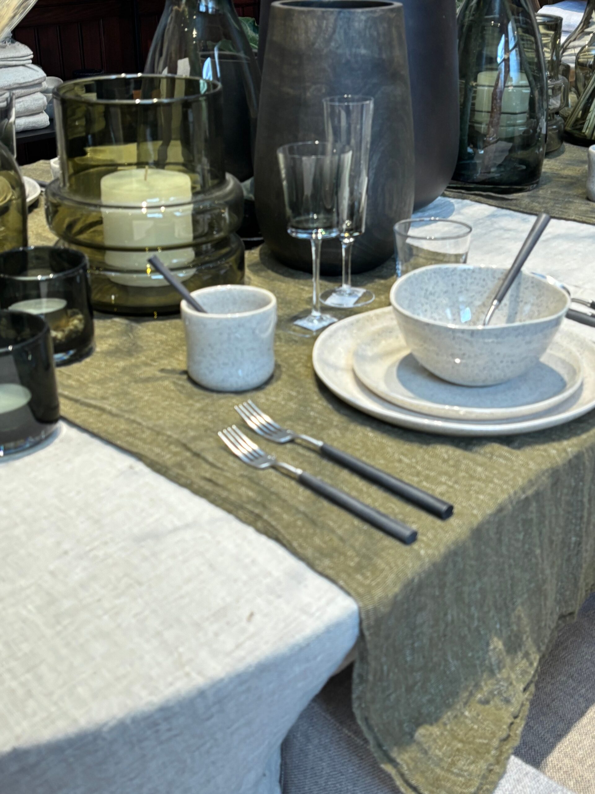 Scapa Home linnen tafelloper 'Joan' in mosgroen tafelsetting