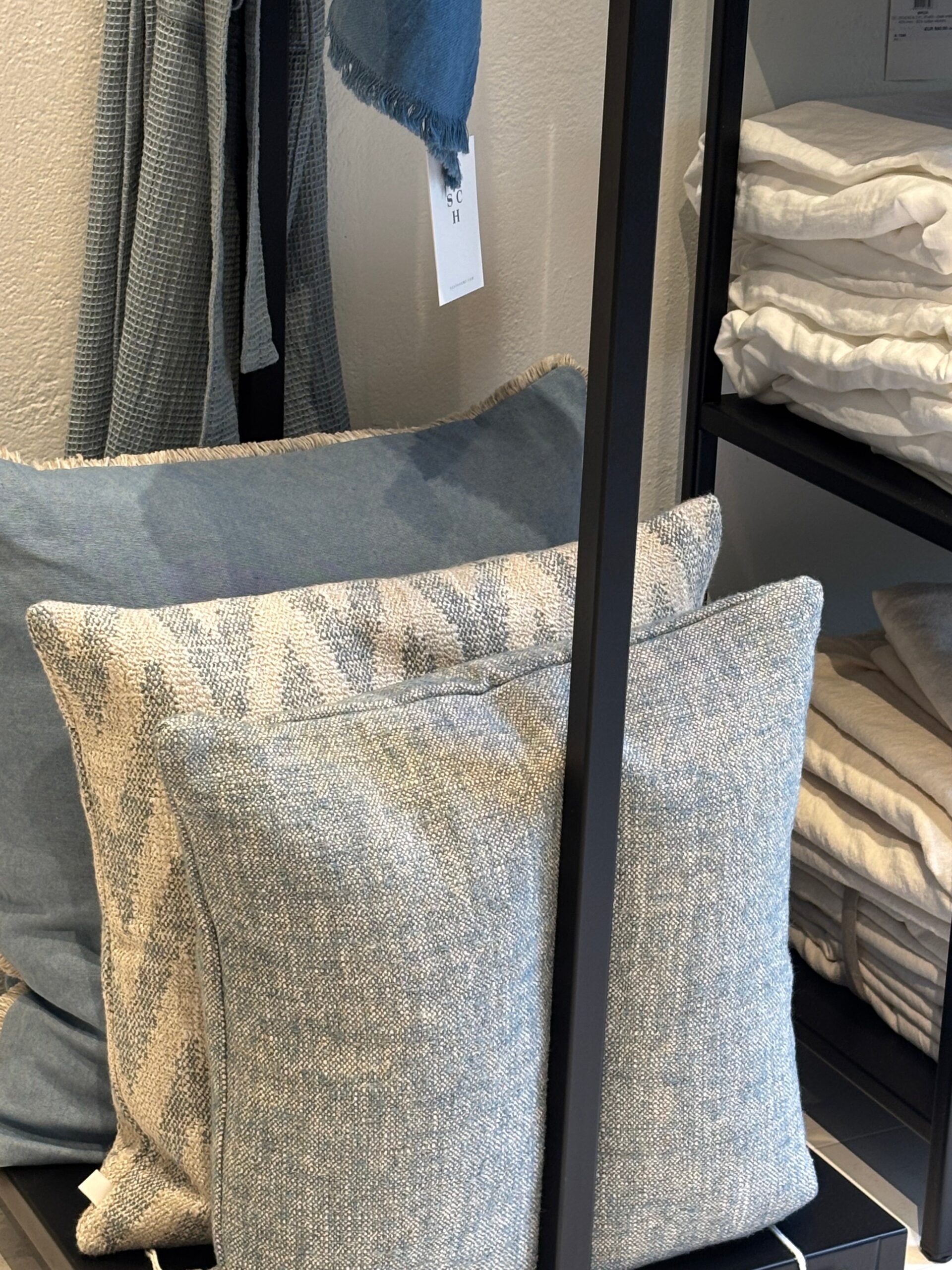 Scapa Home sierkussen ‘Como’ en 'Lido' en 'Gina' in licht blauw 60 x 60 cm Scapa Home sierkussen ‘Como’ en 'Lido' en 'Gina' in licht blauw 60 x 60 cm