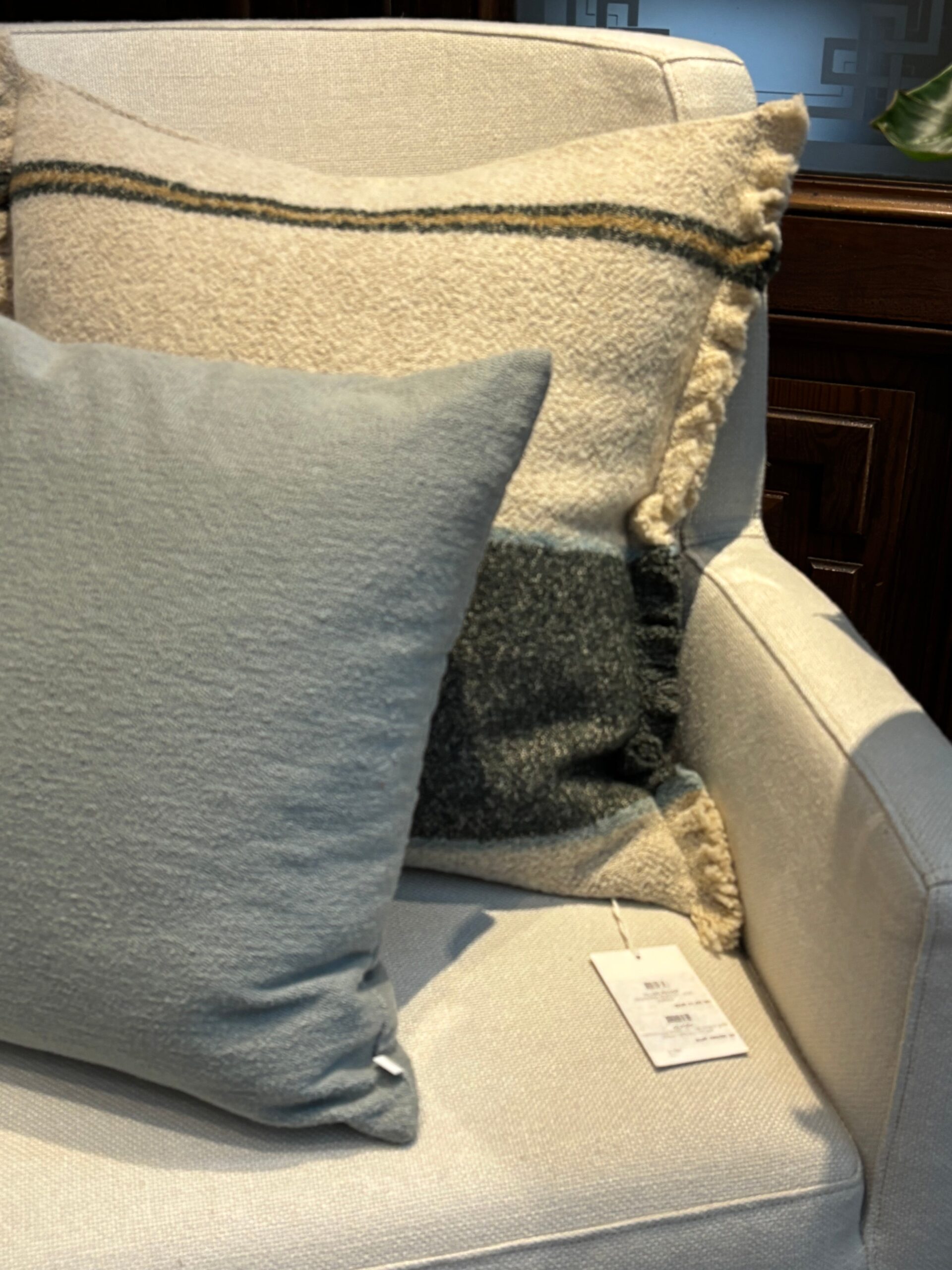 Scapa Home sierkussen 'Gilford' zand met groen en blauw 60 x 60 cm Scapa Home sierkussen 'Gilford' zand met groen en blauw 60 x 60 cm