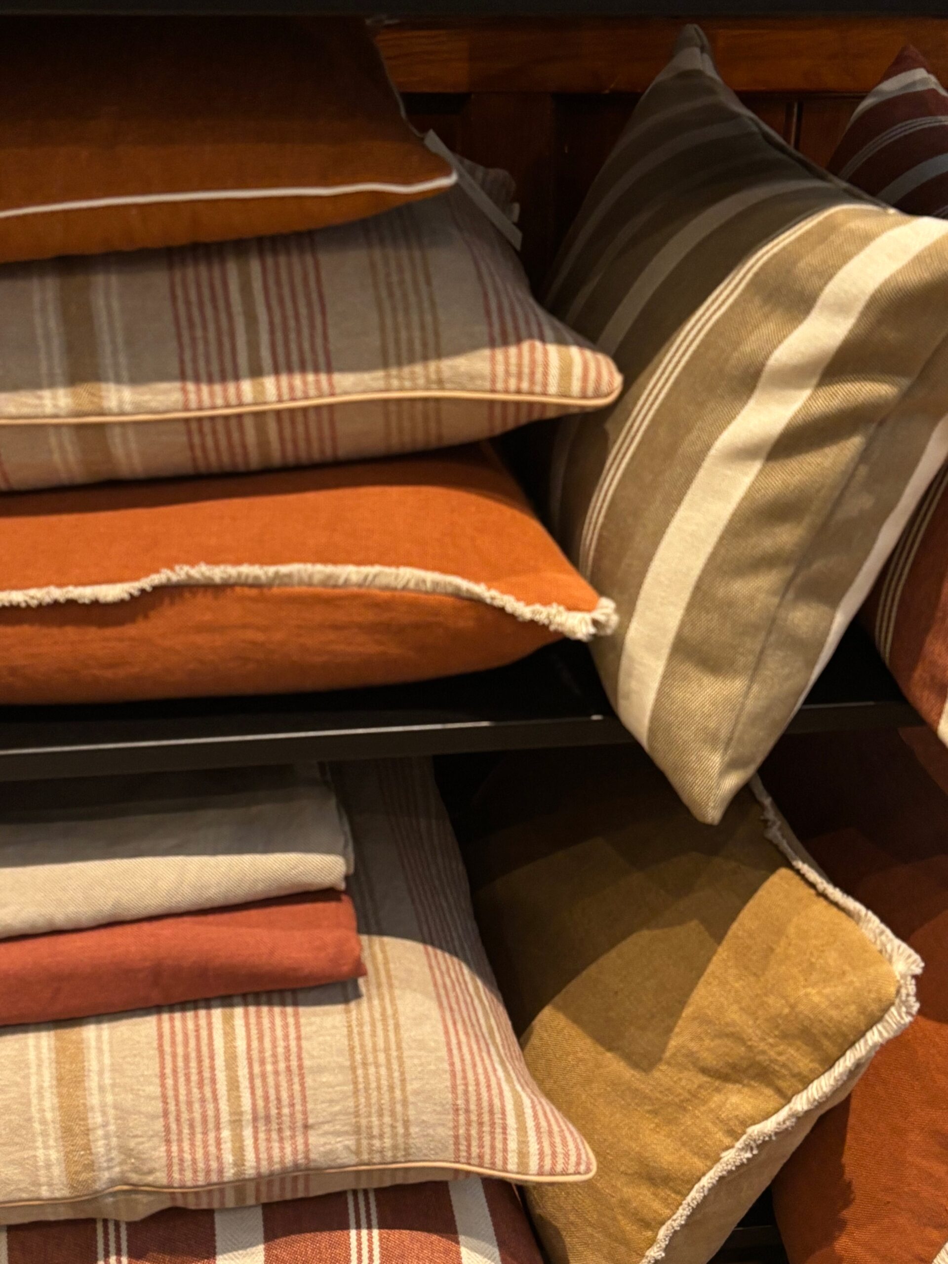 Scapa Home sierkussen â€˜Riadâ€™  in terracotta en camel streep