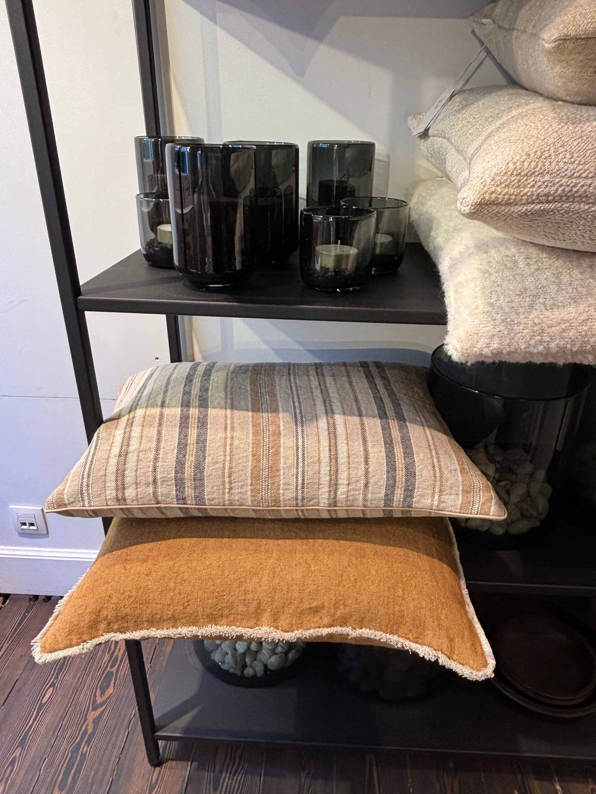 Scapa Home sierkussen â€˜Riadâ€™ streep in zwart en camel 60 x 60 cm en 'Como' in  camel 60 x60 cm