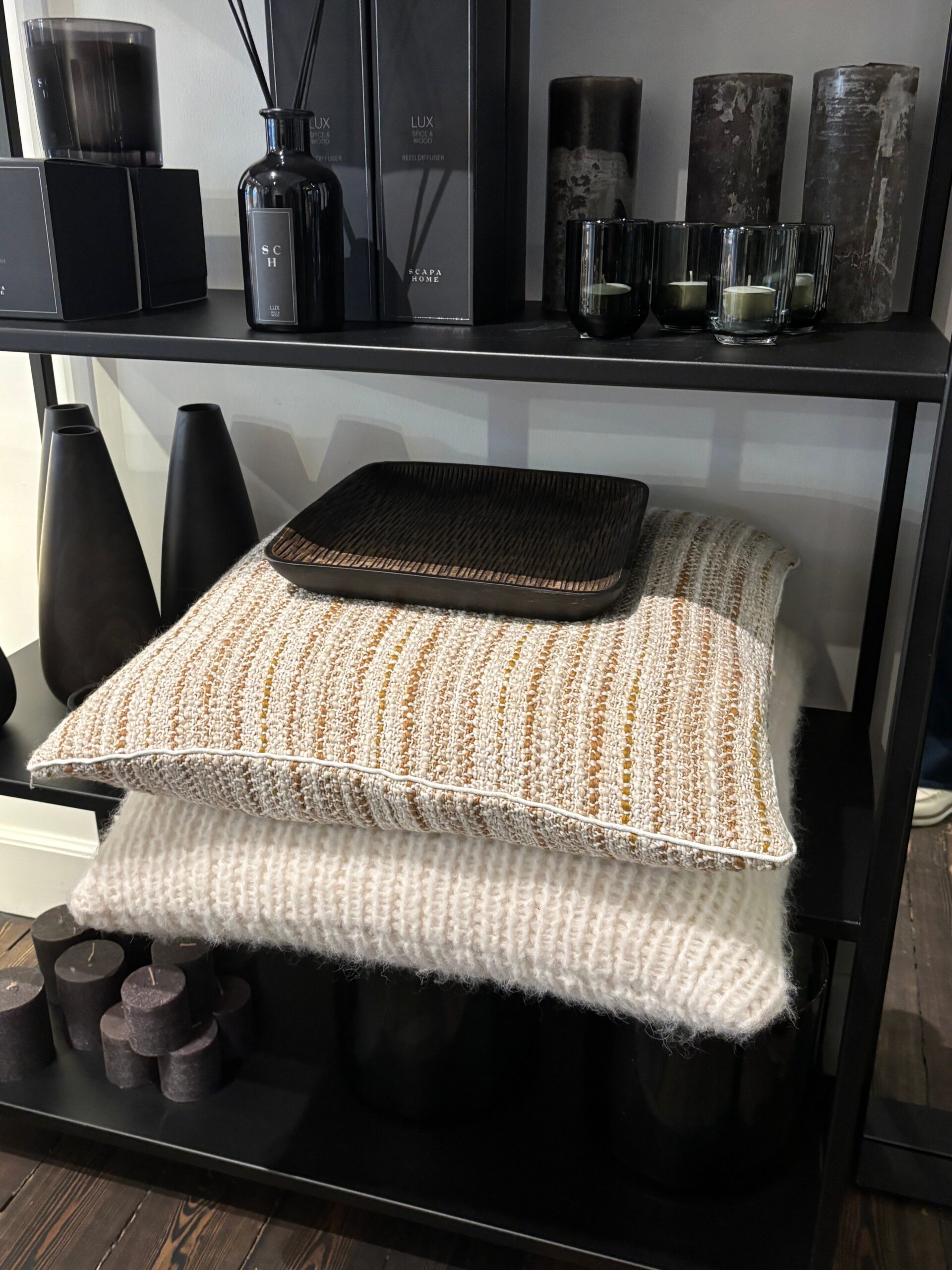 Scapa Home sierkussen ‘Zahora’ in zand met camel streep 60 x60 cm Scapa Home sierkussen ‘Zahora’ in zand met camel streep 60 x60 cm