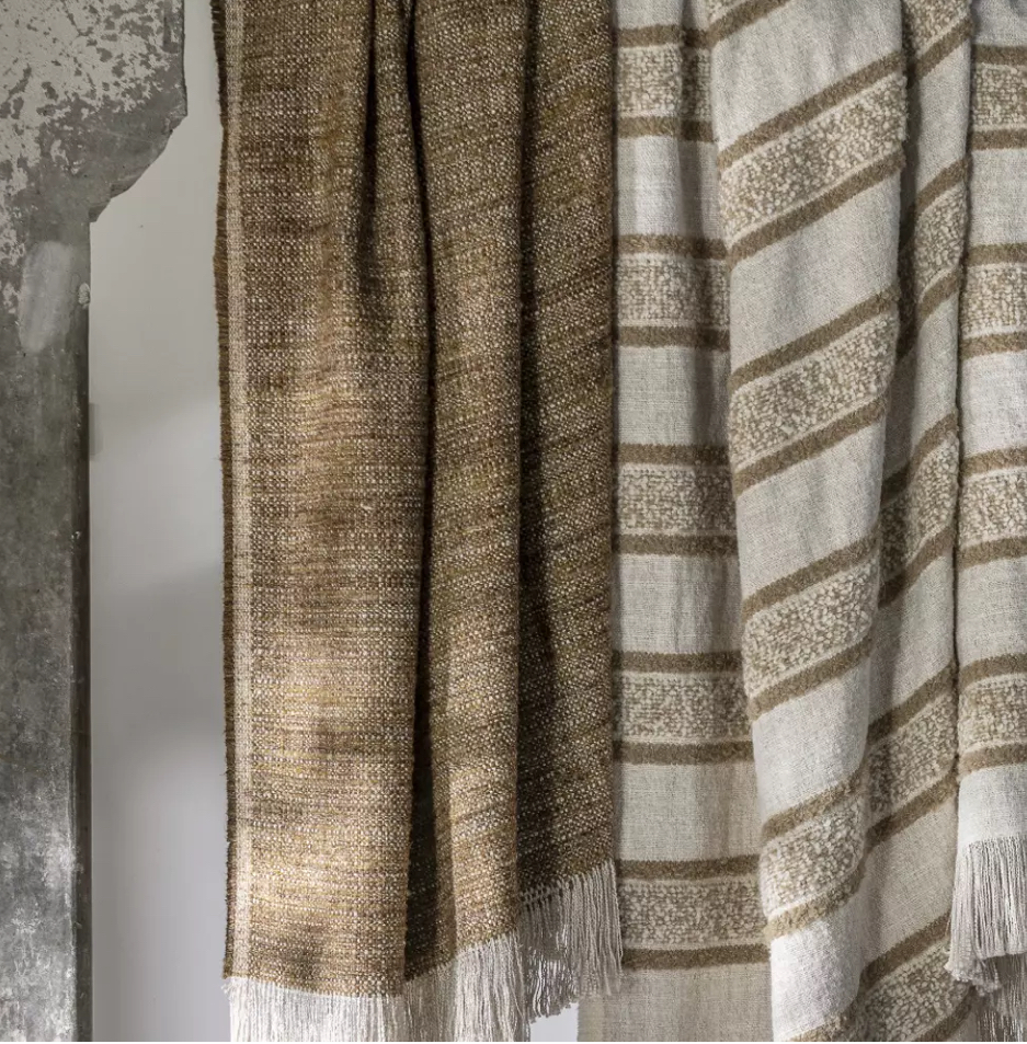 Scapa Home plaid ‘Angus' in off-white met haver streep en plaid Oasis in camel Scapa Home plaid ‘Angus' in off-white met haver streep en plaid Oasis in camel