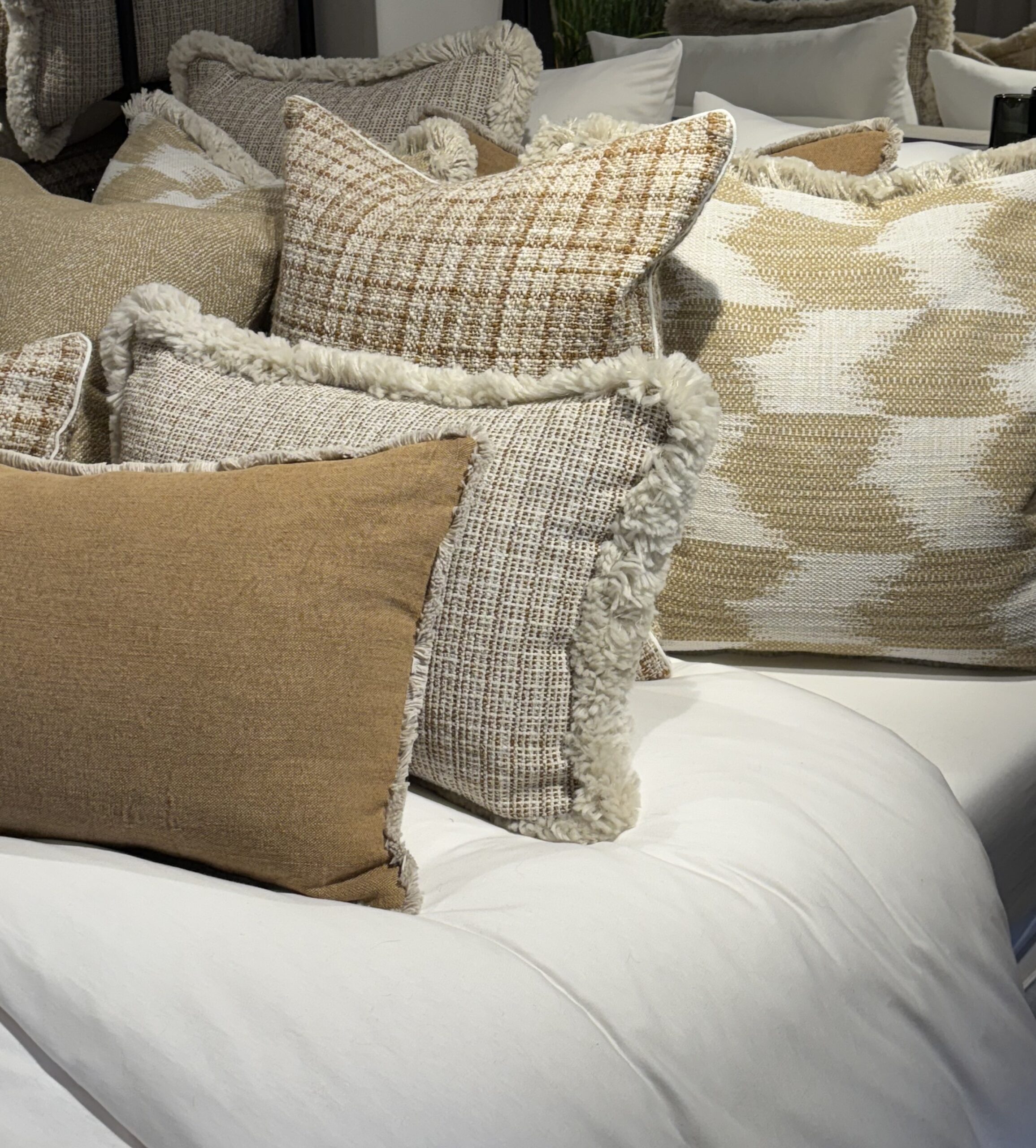 Scapa Home sierkussen selectie in off-white en camel Scapa Home sier kussen selectie in off-white en camel