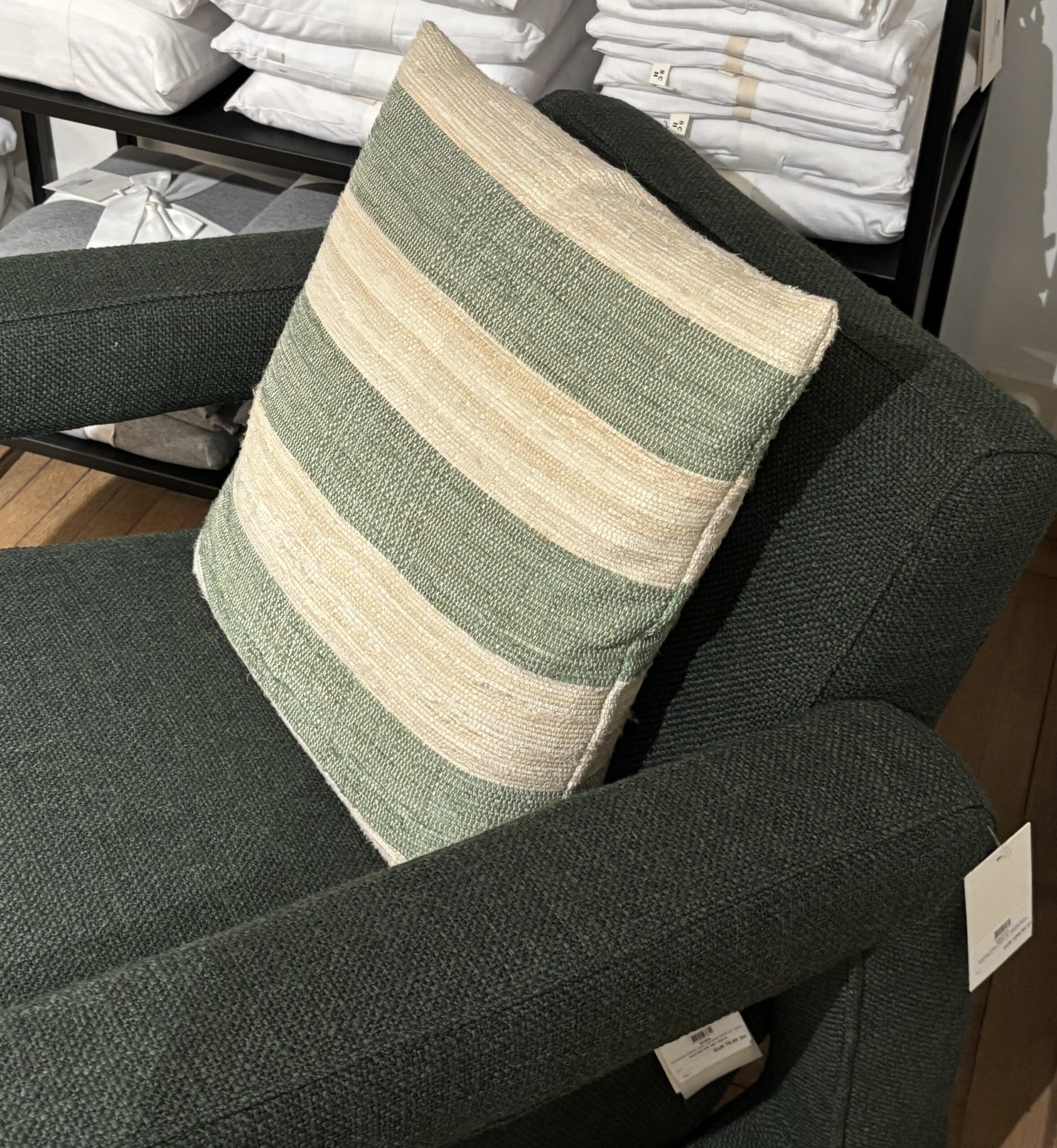 Scapa Home schommelstoel 'Dakota' met groene stof en sierkussen 'Nora' in brede groene streep Scapa Home schommelstoel 'Dakota' met groene stof en sierkussen 'Nora' in brede groene streep