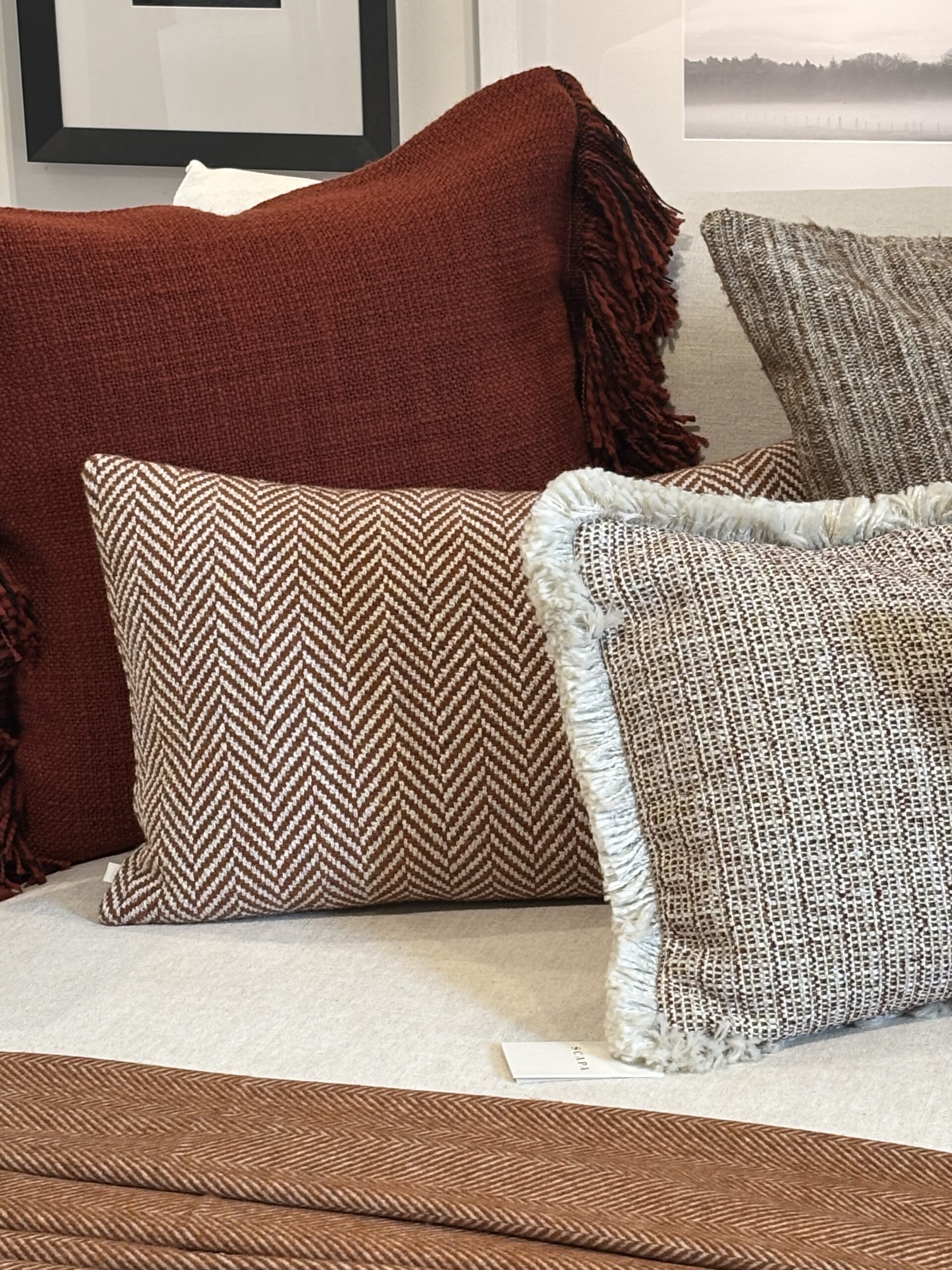 Scapa Home sierkussen ‘Raw’ in gemeleerd caramel 60 x 60 cm met sierkussen Alton en Zadar Scapa Home sierkussen ‘Raw’ in gemeleerd caramel 60 x 60 cm met sierkussen Alton en Zadar