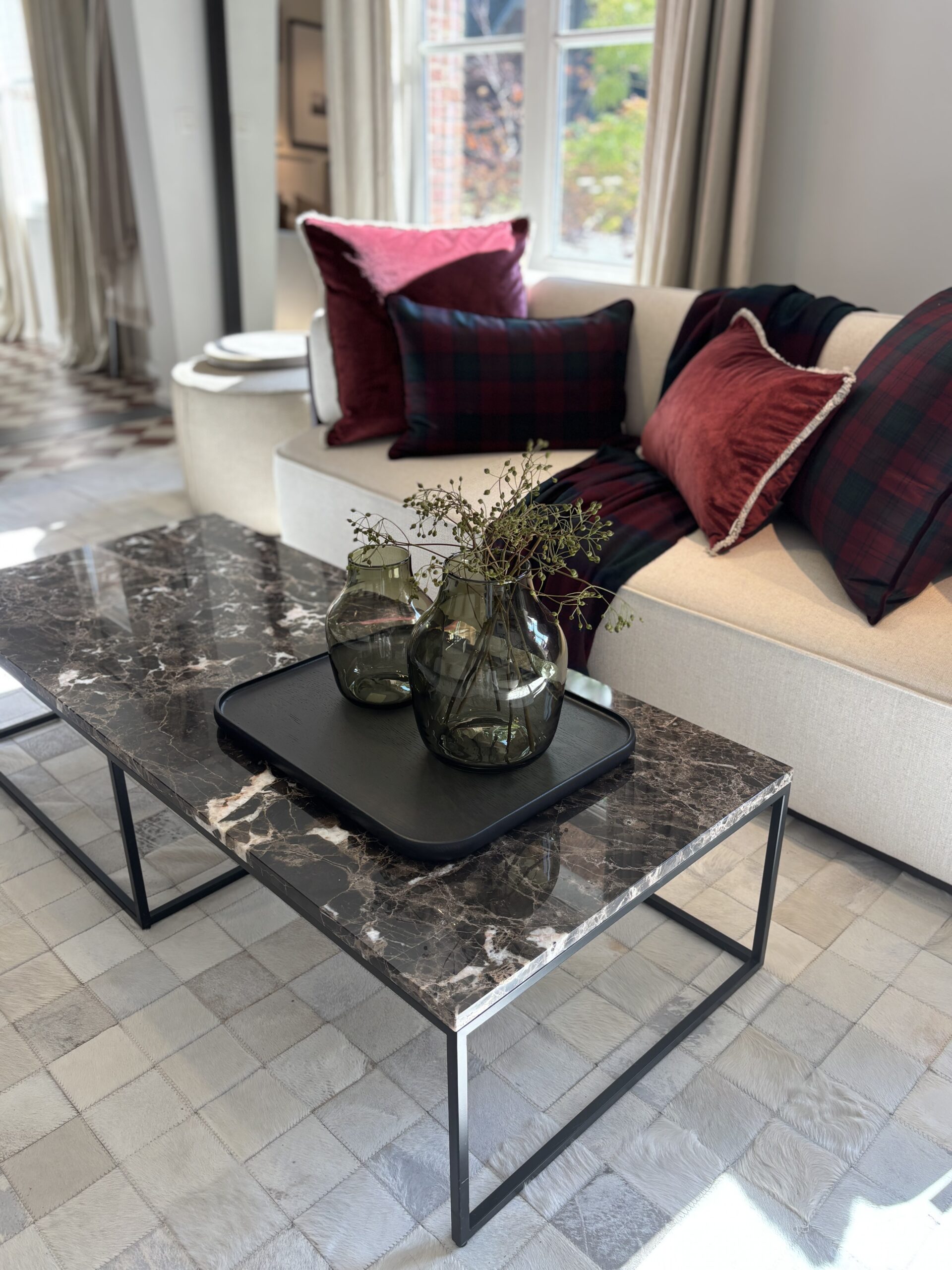 Scapa Home sofa met sierkussens ‘Tartan' Lindsay in rood met groene en donkerblauwe ruit en en 'Luton' in amber Scapa Home sofa met sierkussens ‘Tartan' Lindsay in rood met groene en donkerblauwe ruit en en 'Luton' in amber