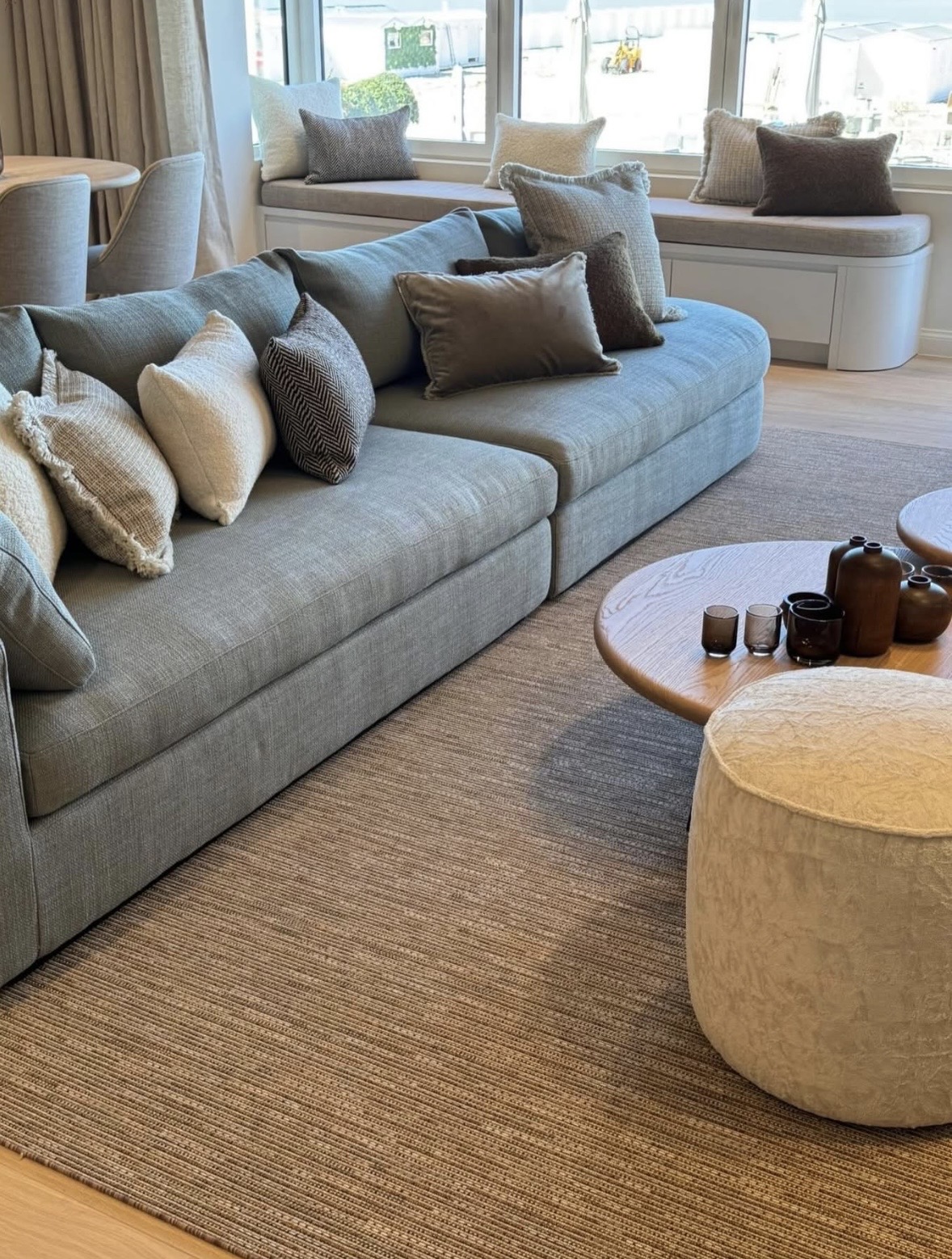 Scapa Home (buiten) vloerkleed ‘Terrano’ in caramel met zand en poefje 'Fred' Scapa Home (buiten) vloerkleed ‘Terrano’ in caramel met zand en poefje 'Fred'