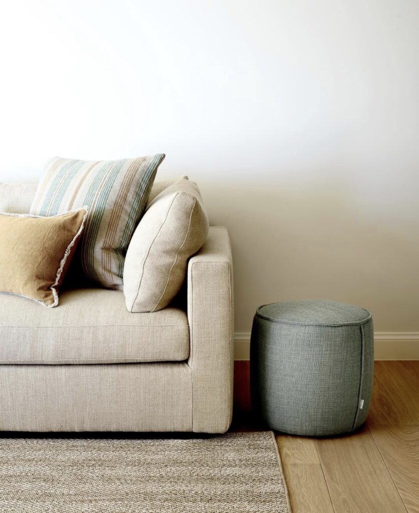 Scapa Home polypropylene vloerkleed 'Clayton' in visgraat naturel met bandafwerking met poefje 'Fred'