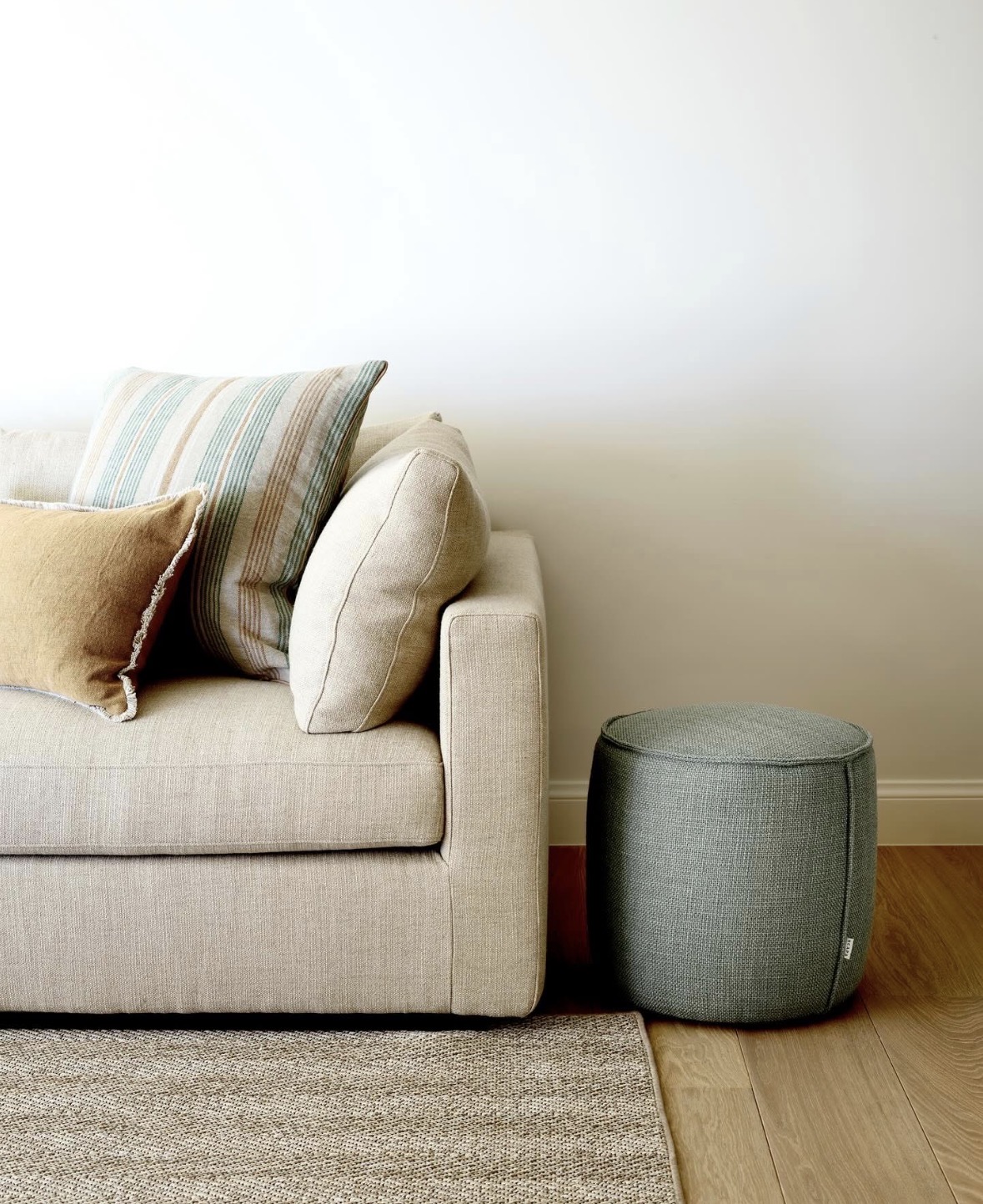 Scapa Home polypropylene vloerkleed 'Clayton' in visgraat naturel met bandafwerking met poefje 'Fred' Scapa Home polypropylene vloerkleed 'Clayton' in visgraat naturel met bandafwerking met poefje 'Fred'