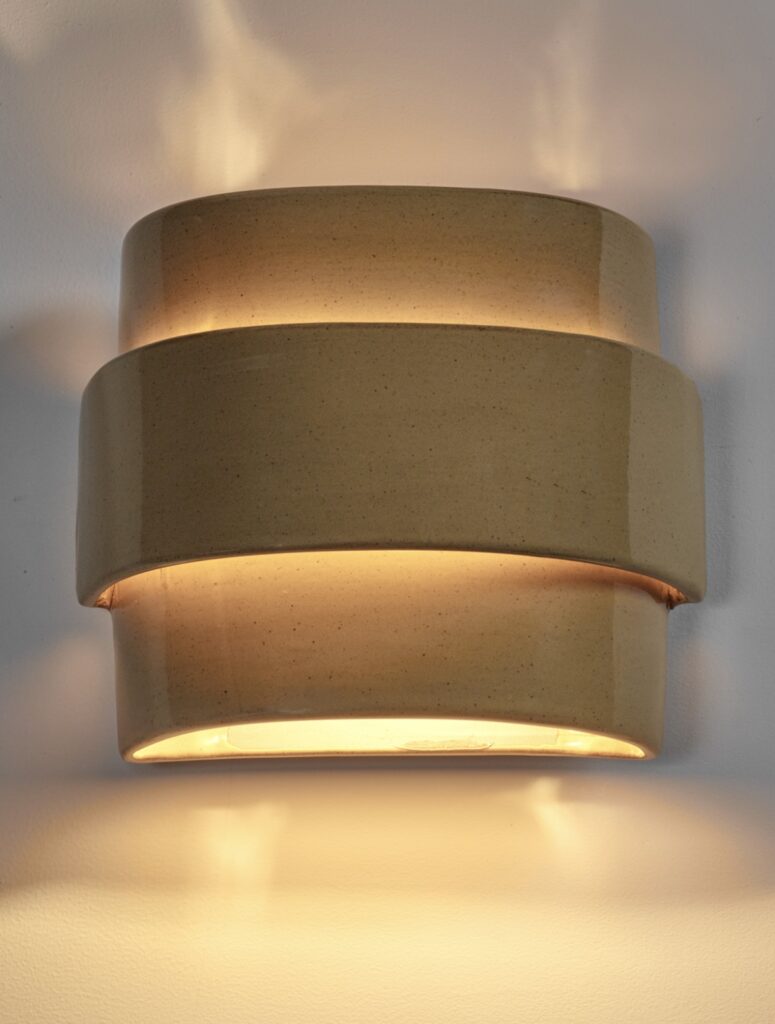 Serax by Anita LeGrelle keramische wandlamp James in oker met lamp aan