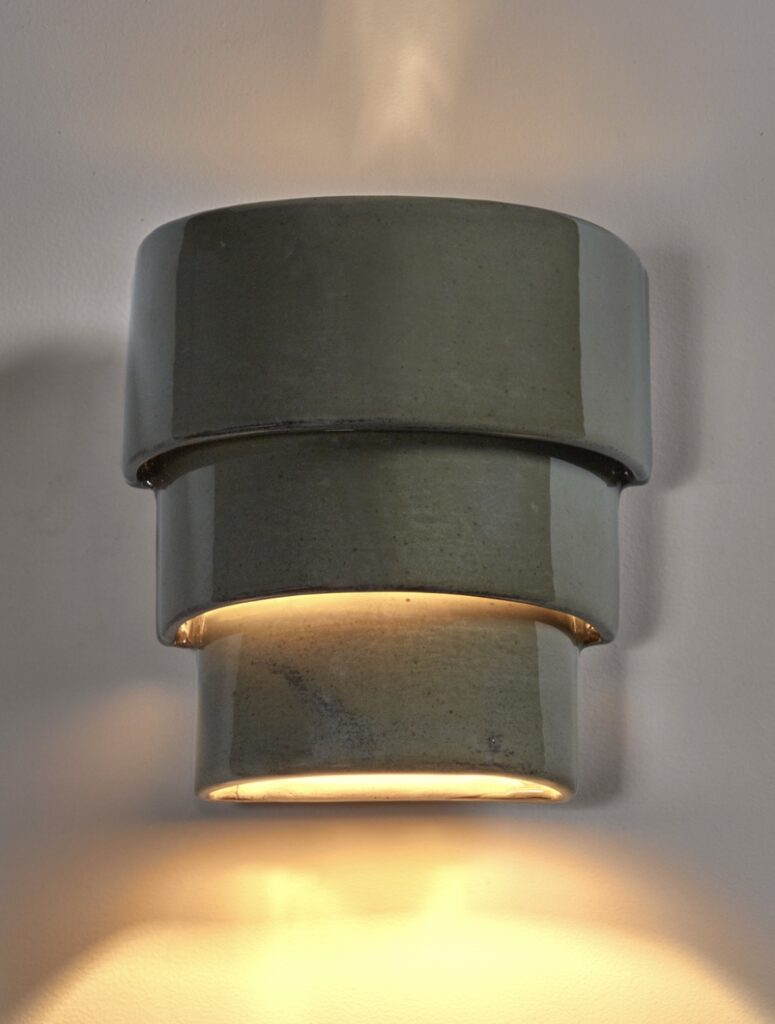 Serax by Anita Le Grelle keramische wandlamp 'Jim' in olijfgroen met lamp aan