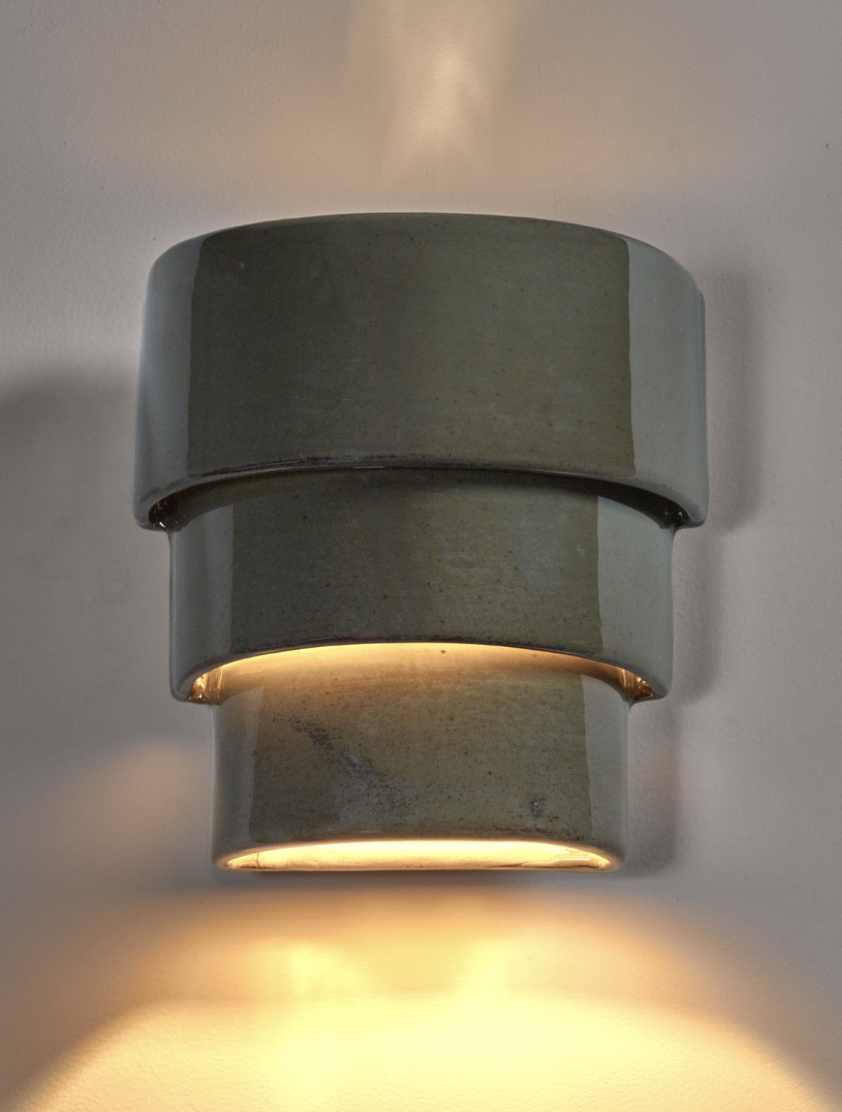 Serax by Anita Le Grelle keramische wandlamp 'Jim' in olijfgroen met lamp aan Serax by Anita Le Grelle keramische wandlamp 'Jim' in olijfgroen met lamp aan