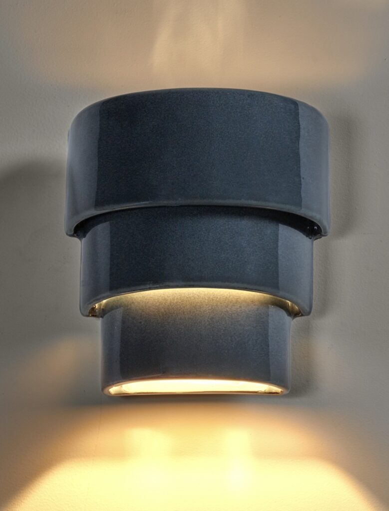 Serax by Anita Le Grelle keramische wandlamp 'Jim' in grijsblauw met lamp aan