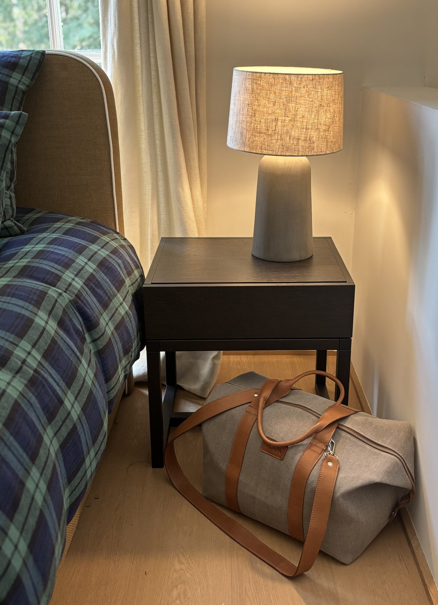 Scapa Home bruin eiken bijzettafel/nachtkastje 'Vince' 55 cm(b) x 45 cm(d) x 55 cm(h) Scapa Home bruin eiken bijzettafel/nachtkastje 'Vince' 55 cm(b) x 45 cm(d) x 55 cm(h)