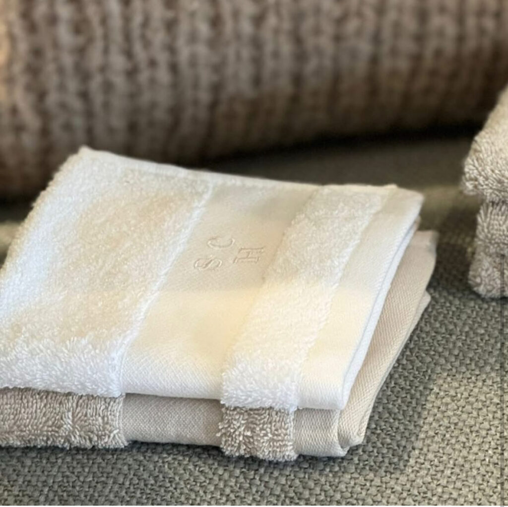 Scapa Home guest towel Roma in white and sand