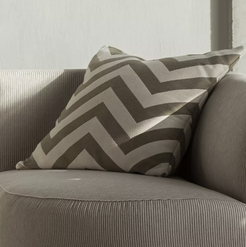 Scapa Home sierkussen 'Napels' in taupe visgraat motief