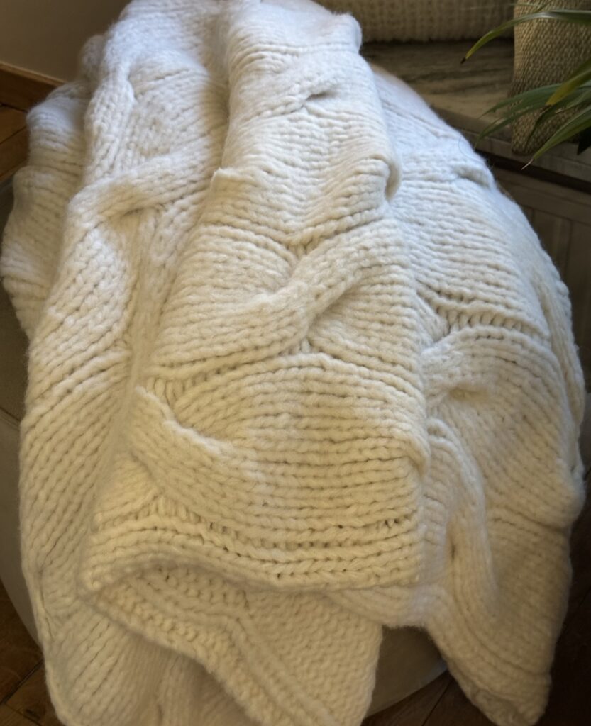 Scapa Home gebreide plaid Laja in off-white zoom