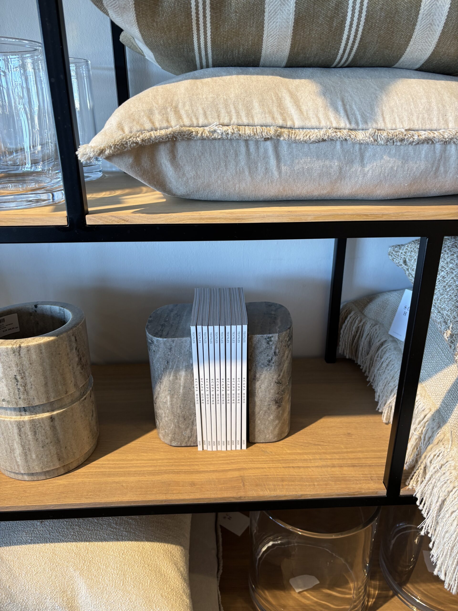 Scapa Home Boekensteunen ‘Elly’ in beige marmer Scapa Home Boekensteunen ‘Elly’ in beige marmer