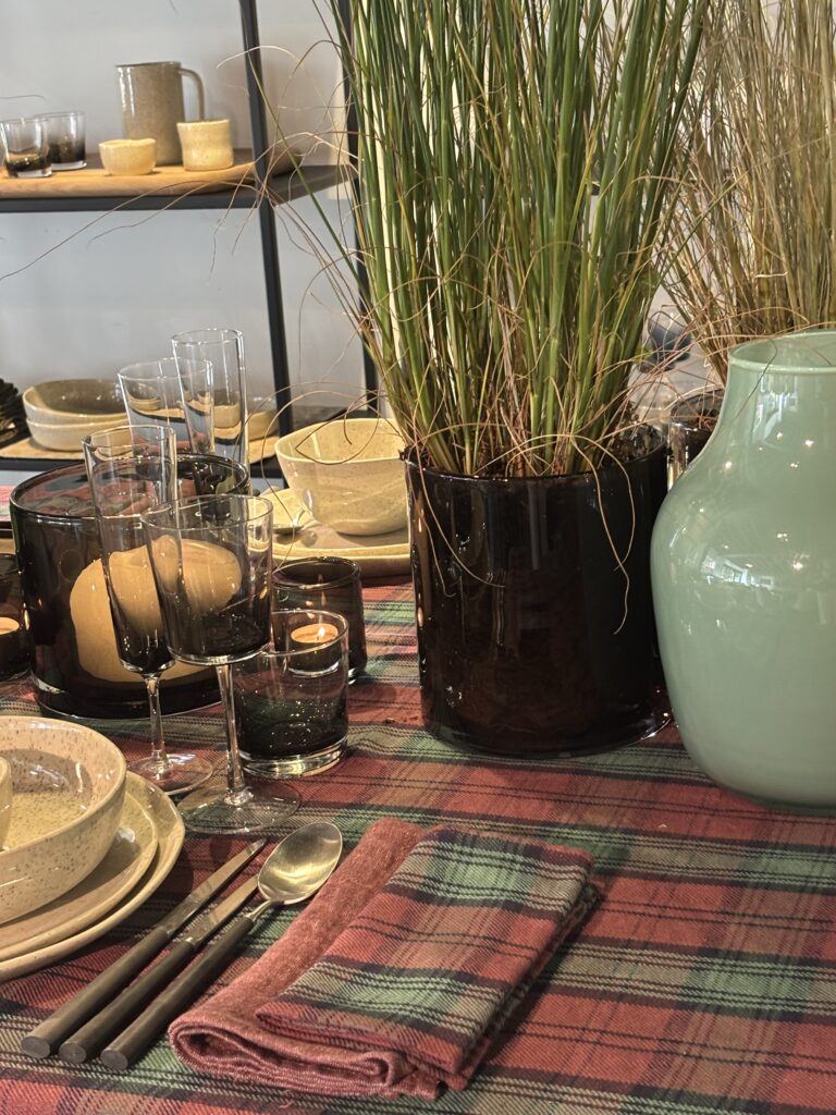 Scapa Home tafellaken en servet 'Lindsay' in in donkerblauw met groen en bordeaux ruit met servet 'Joan' in bordeaux