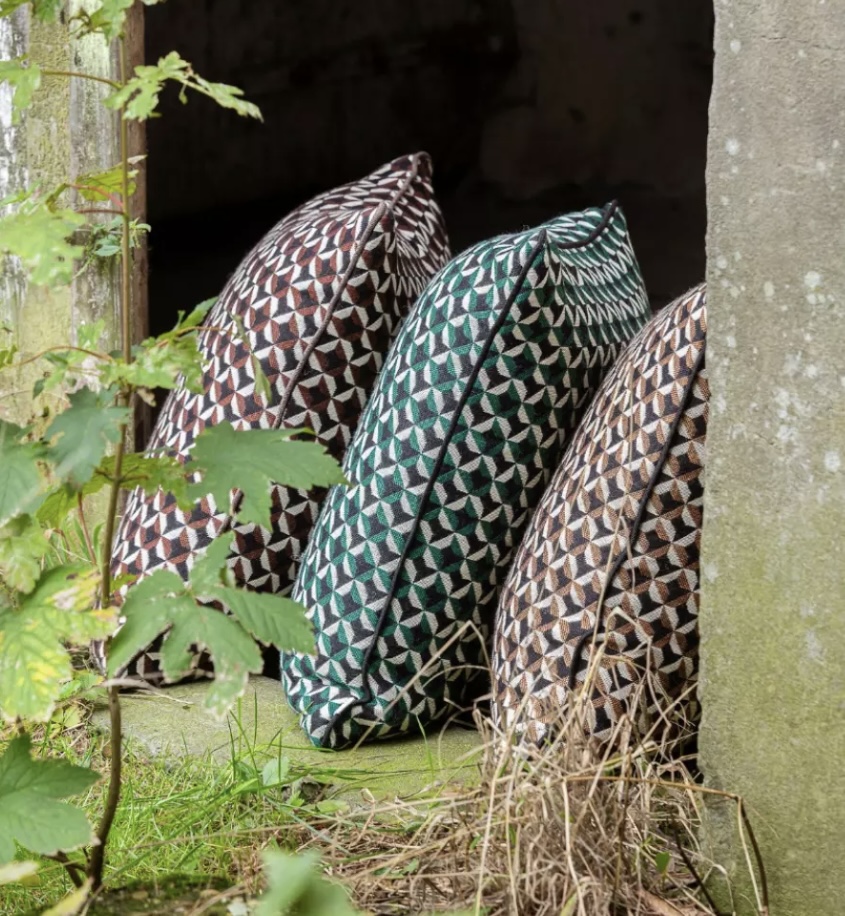 Scapa Home sierkussens ‘Dundee’ met grafisch patroon in caramel, flessegroen en bordeaux 50 x 50 cm Scapa Home sierkussens ‘Dundee’ met grafisch patroon in caramel, flessegroen en bordeaux 50 x 50 cm