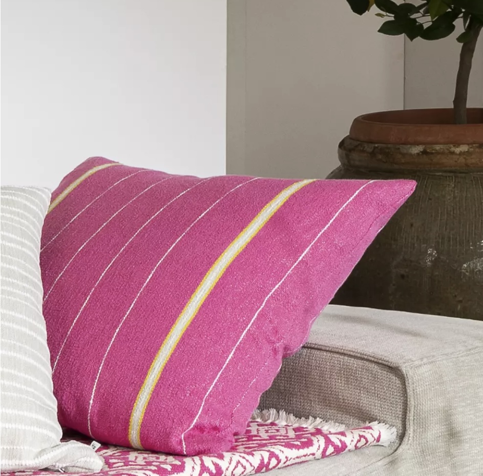 Scapa Home katoenen sierkussen ‘Sorrento’ in fuchsia met geel en witte streep 60 x 60 cm Scapa Home katoenen sierkussen ‘Sorrento’ in fuchsia met geel en witte streep 60 x 60 cm