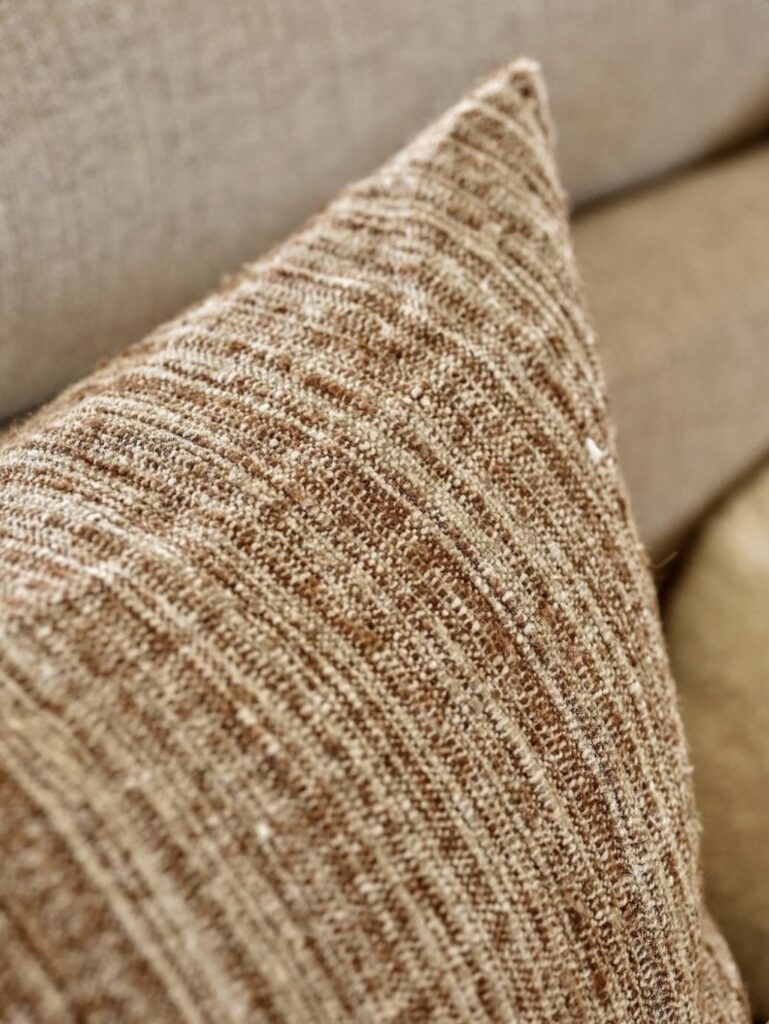 Scapa Home sierkussen ‘Raw’ in gemeleerd caramel 60 x 60 cm zoom