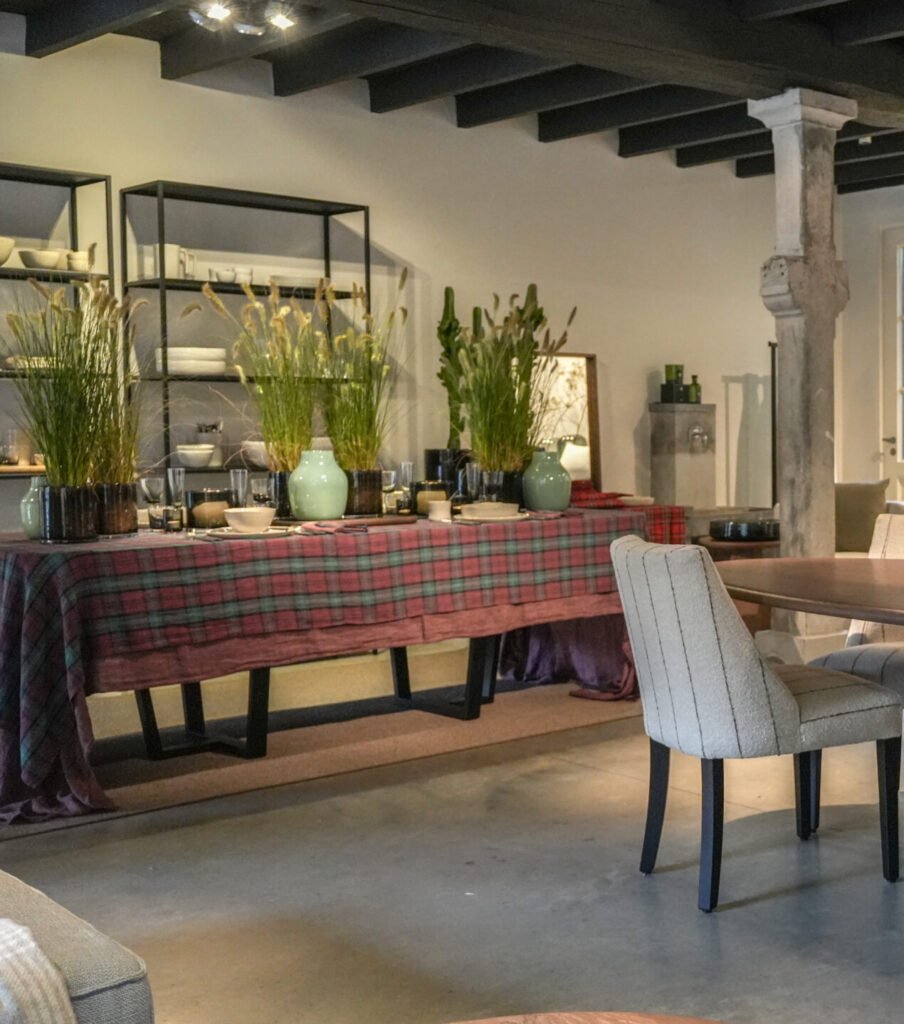 Scapa Home tafellaken Joan in bordeaux en tafellaken 'Lindsay' tartan in bordeaux, groen ene donkerblauwe ruit.