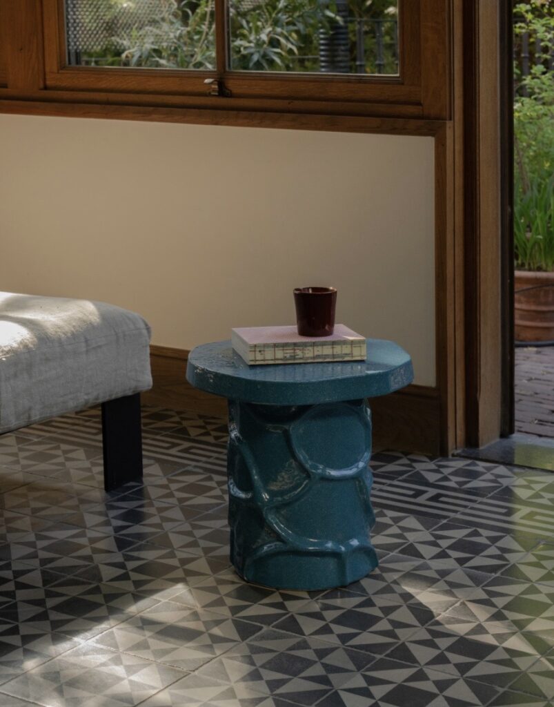 Serax by Marie Michielssen keramisch bijzettafeltje 'Mena' in blauw - 39 cm x 35 cm x 40 h cm in woonkamer