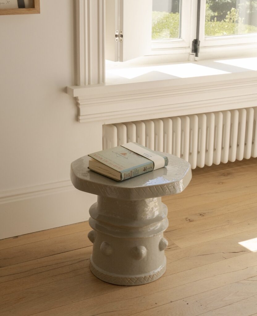 Serax by Marie Michielssen keramisch bijzettafeltje 'Clara' in licht grijs - 39 cm x 40 cm x 37 h cm