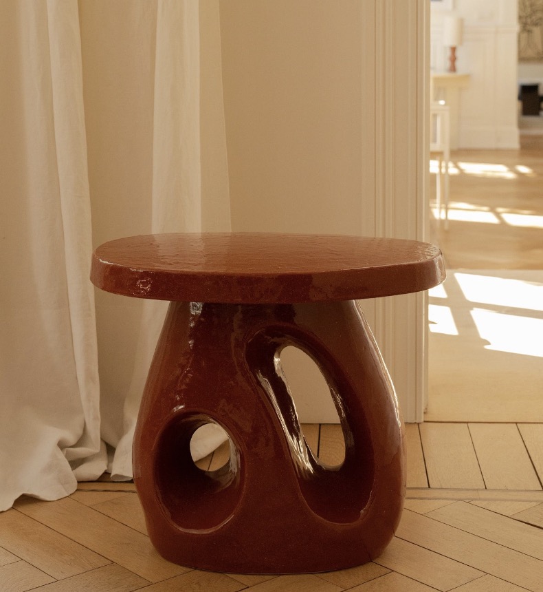 Serax by Marie Michielssen keramisch bijzettafeltje 'Amé' in amber kleur - 39 cm x 40 cm x 37 h cm in kamer setting